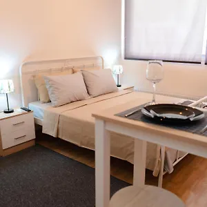 https://urban-deluxe-apartments-ad.hotelschalkidiki.net